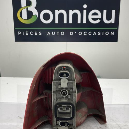 Piece-Feu-arriere-principal-droit-%28feux%29-7700426320-RENAULT-TWINGO-1-PHASE-2-fe6ce33ff22a83e6f94cc6fb9a2da36b147b18484837a305edf46eecb888872b_mtn.jpg